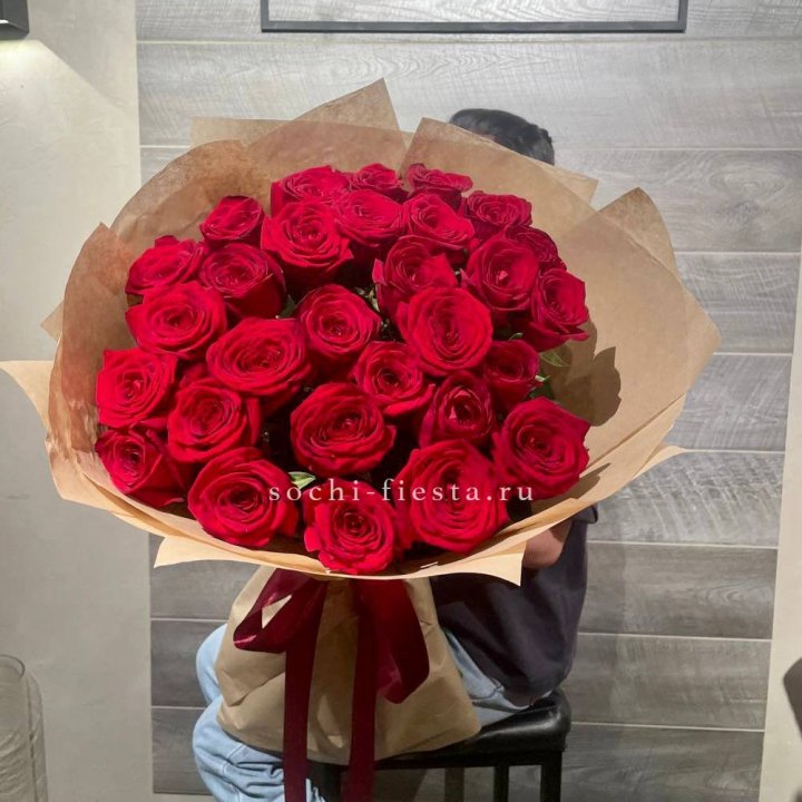 37 красных роз в крафте в Грозные