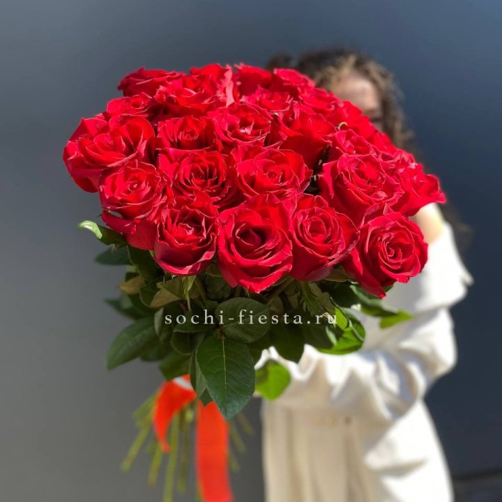 25 высоких красных роз в Грозные