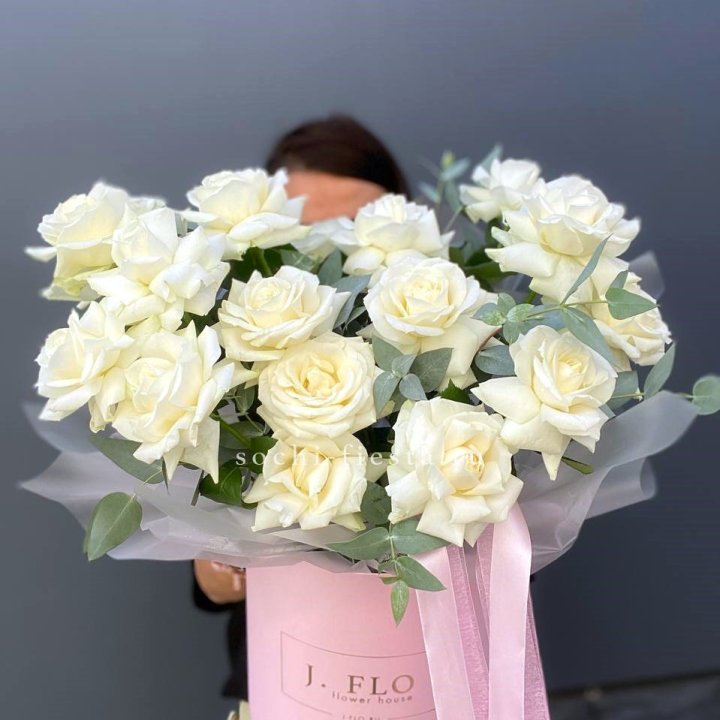 17 Французских белых роз в боксе в Грозные