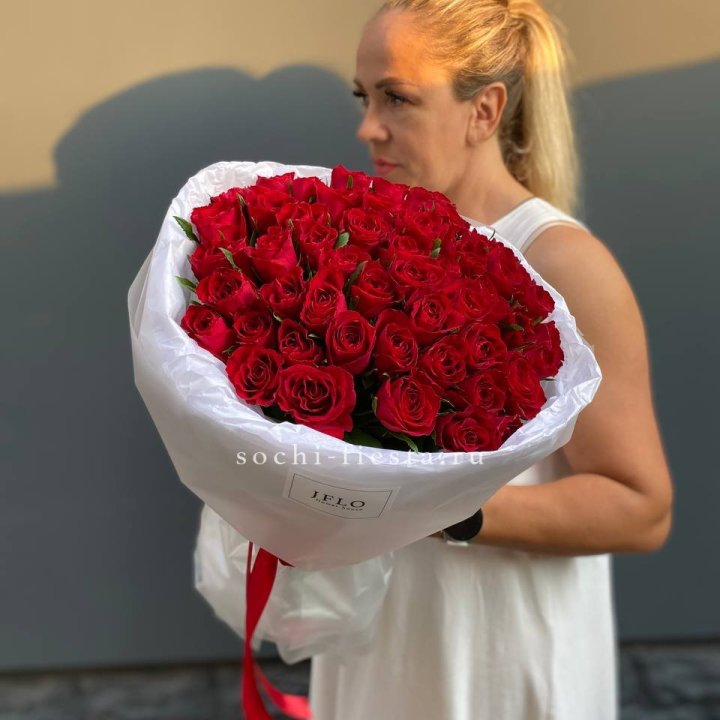 51 роза мадам ред в нежном оформлении в Грозные
