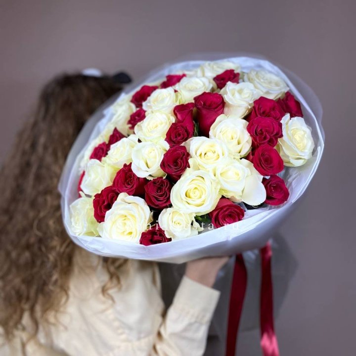 Букет из красных белых 45 роз в Грозные
