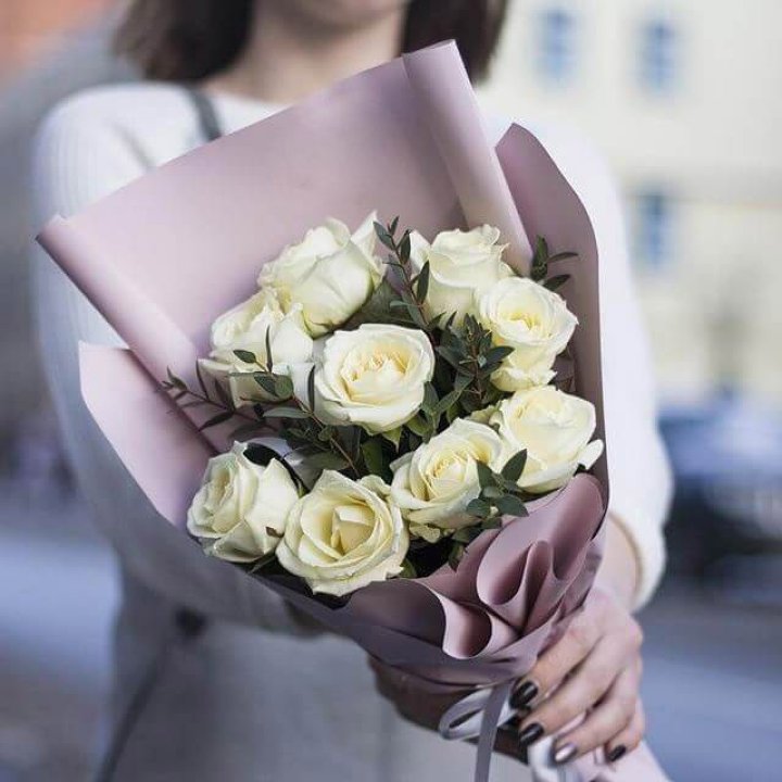 9 белых  роз "Минт" в Грозные