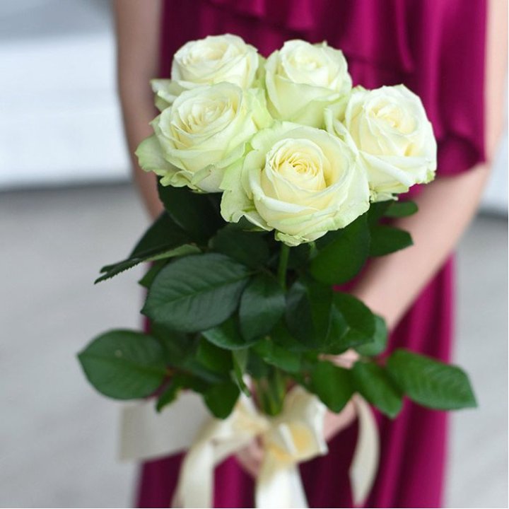 5 белых роз в Грозные