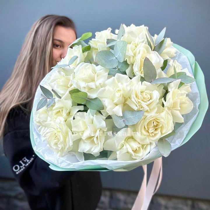 19 Белых французских роз "Ноте бьянке" в Грозные