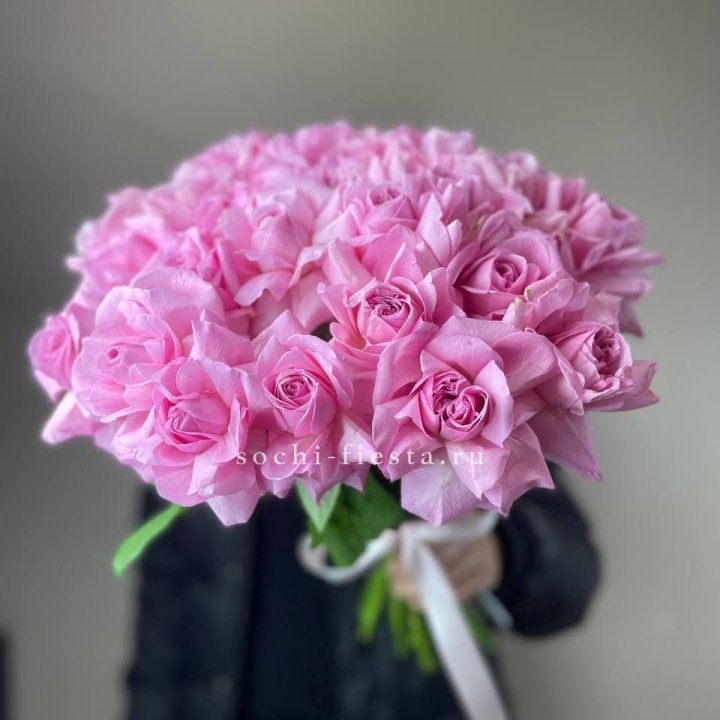 25 розовых французских роз в Грозные