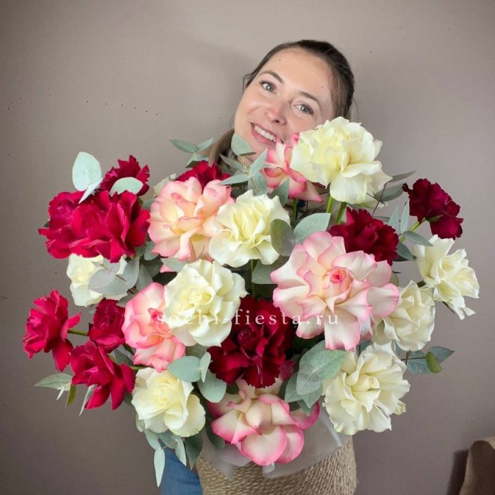 35 французских роз микс в джутовом боксе в Грозные