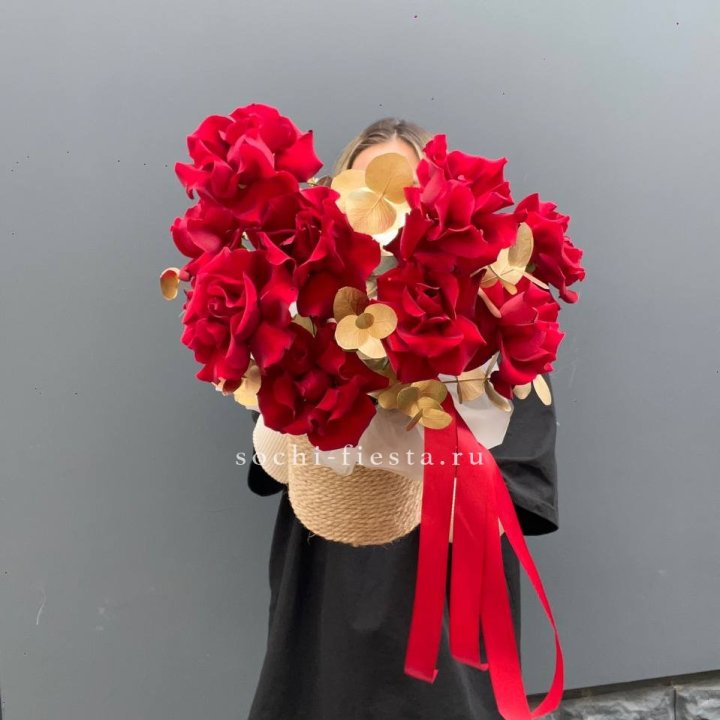 Красные французские розы в джутовом кашпо в Грозные