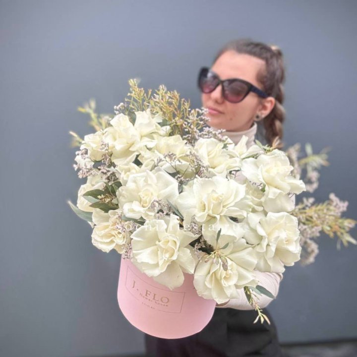 17 Французских белых роз в коробке Афина в Грозные