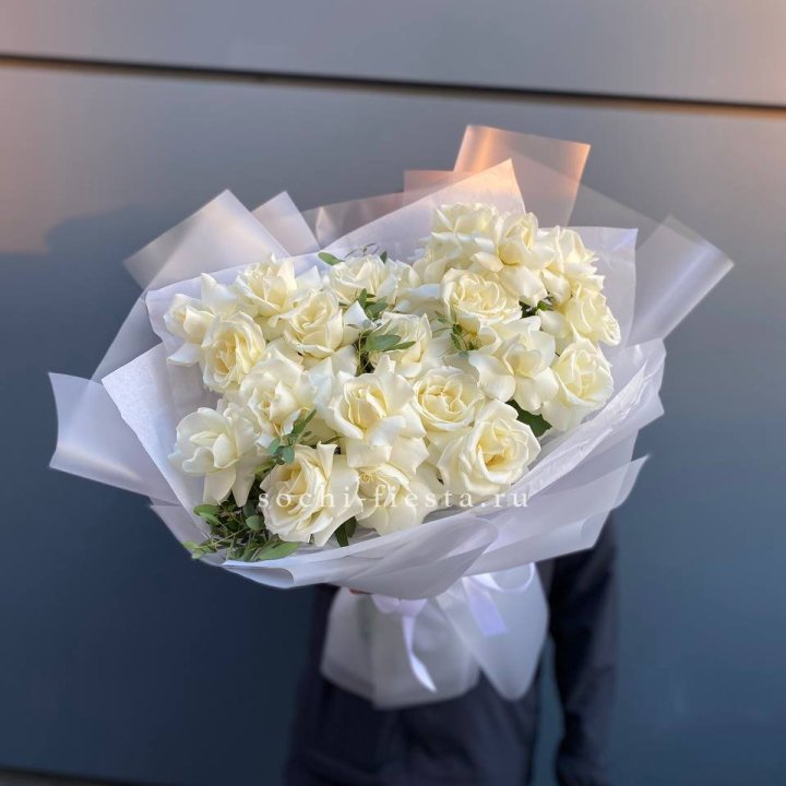 Пышный букет из белых роз в Грозные