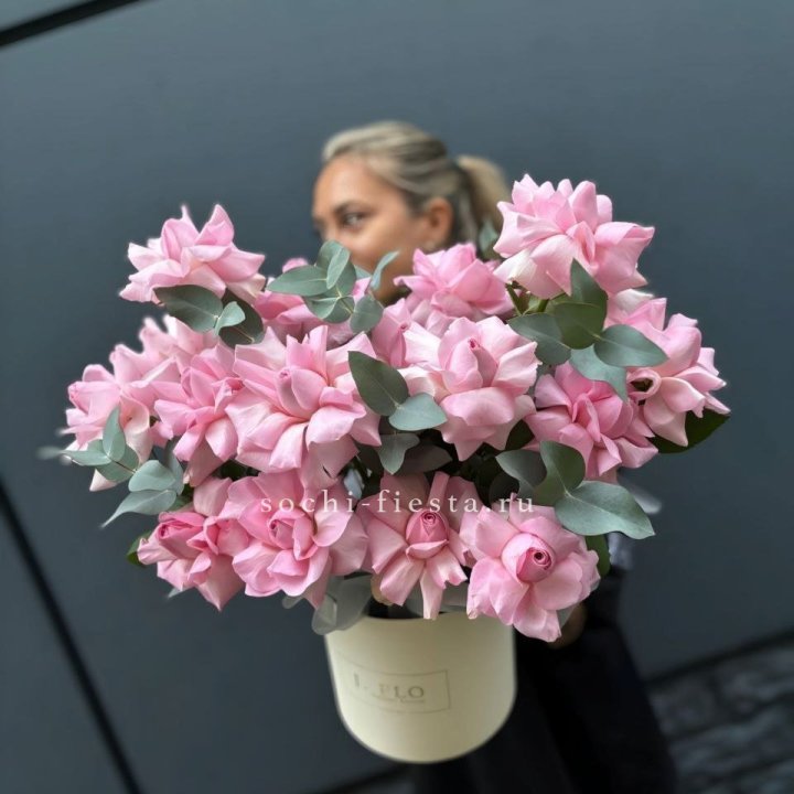 17 Розовых французских роз в боксе в Грозные