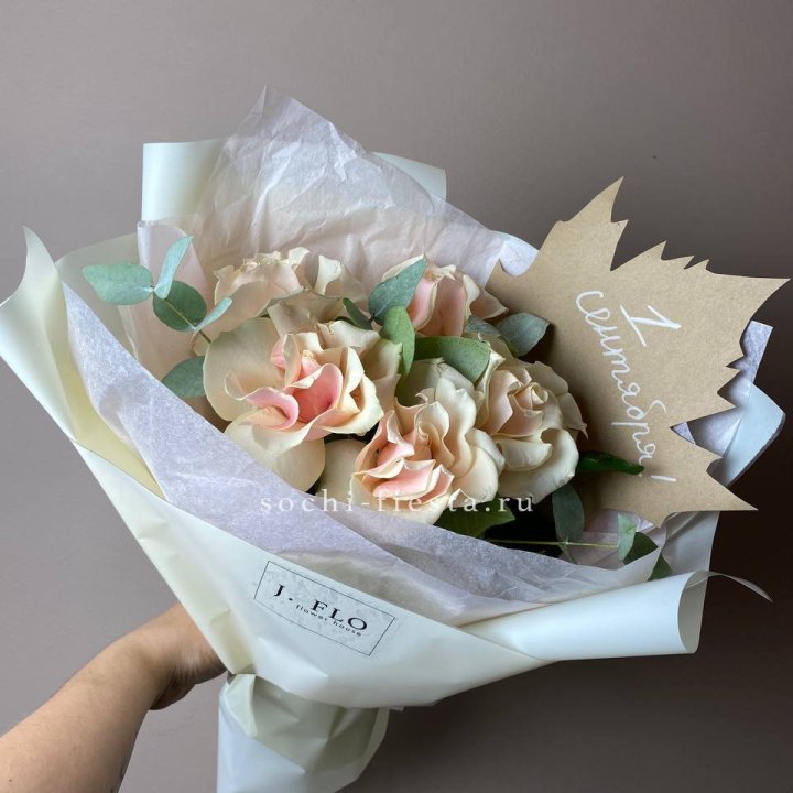 Букет кремовых роз к дню знаний в Грозные