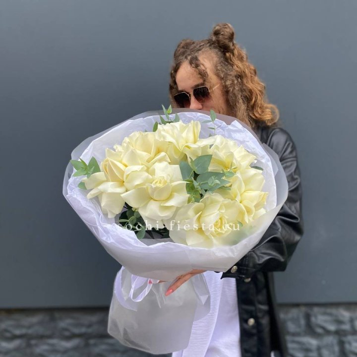 7 Белых французских роз  в Грозные