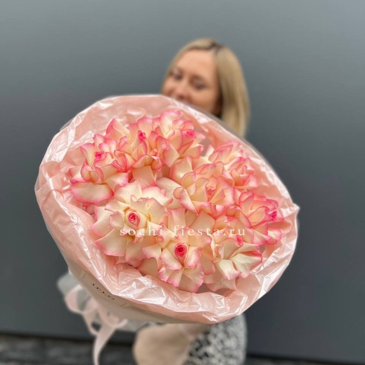 9 французских роз Джумилия в нежном оформлении в Грозные