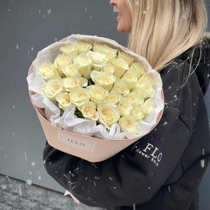 31 белая роза в оформлении в Грозные