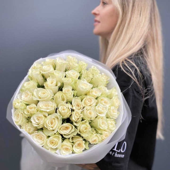 Воздушный букет из 51 белой кенийской розы в Грозные