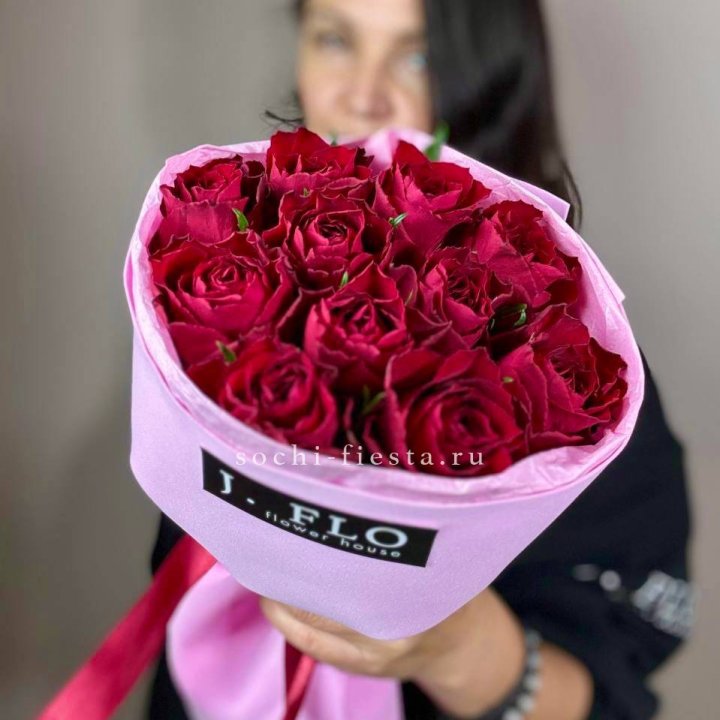 11 красных роз мадам ред в Грозные