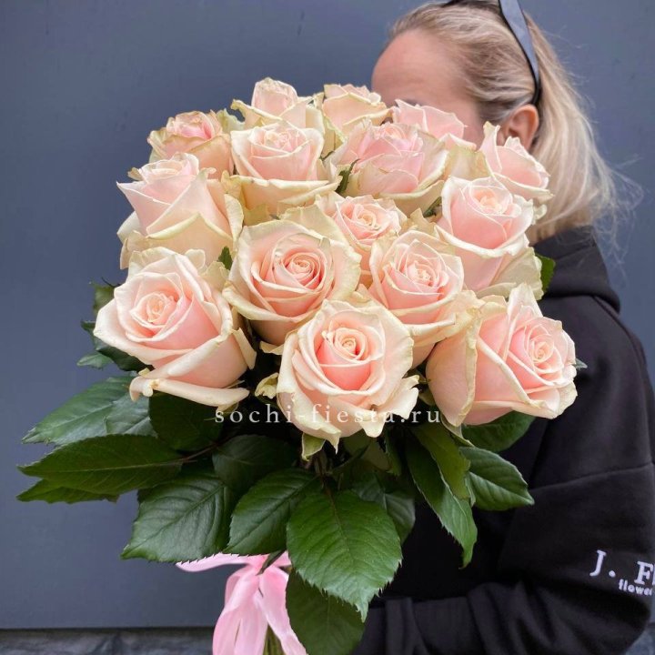 15  кремовых высоких роз в Грозные