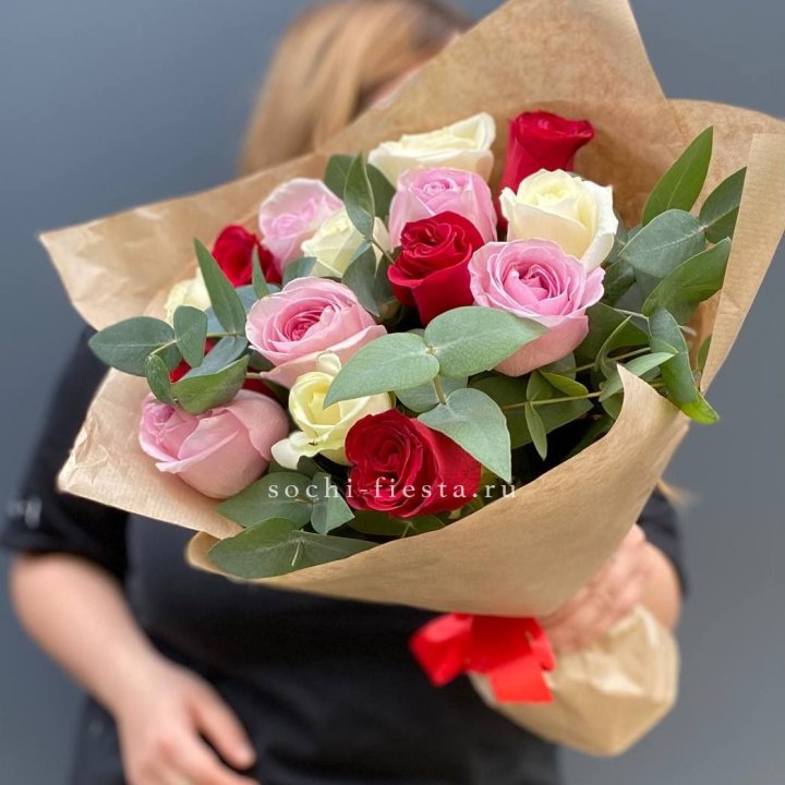 Букет из 15 роз с эвкалиптом в Грозные