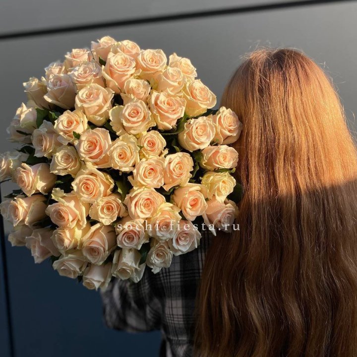 Охапка кремовых роз в Грозные