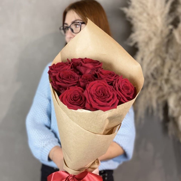9 красных роз в крафте в Грозные
