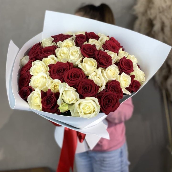 51 красная и белая роза в Грозные