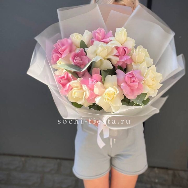 15 бело-розовых роз в Грозные