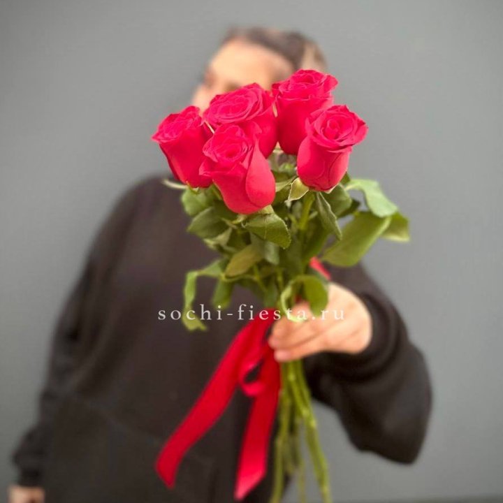 Букет 5 красных роз  в Грозные