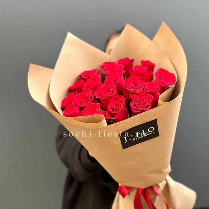 19 красных роз в крафте в Грозные