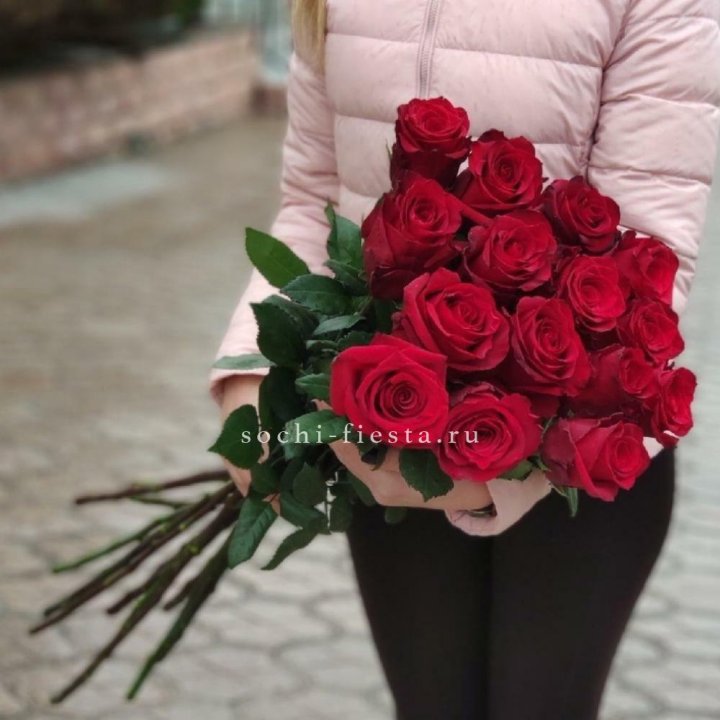 15 высоких красных роз в Грозные