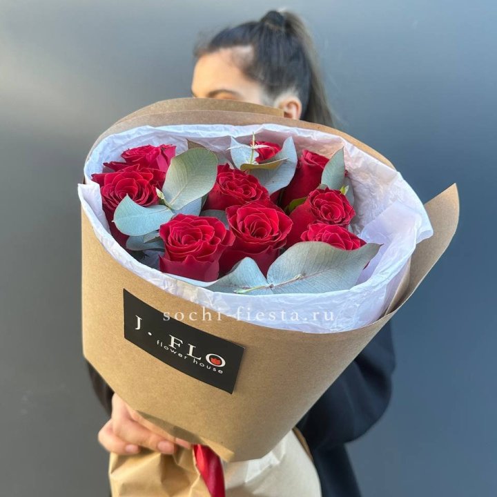 9 роз с эвкалиптом в Грозные