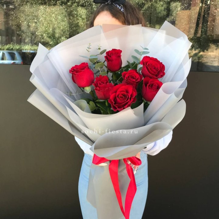 7 красных роз с эвкалиптом  в Грозные