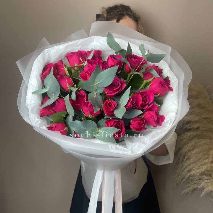 25 малиновых роз с эвкалиптом в Грозные