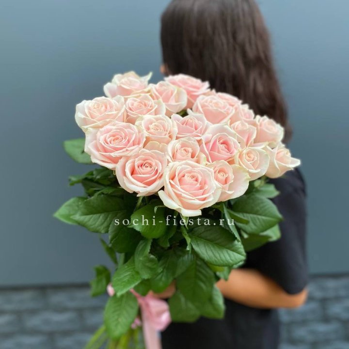 Высокие розовые розы в Грозные