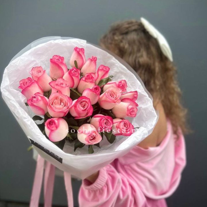 21 розовые розы Венди  в оформлении в Грозные