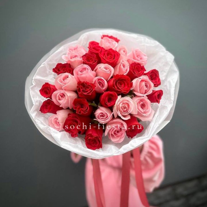 Букет красных и розовых 35 роз в Грозные