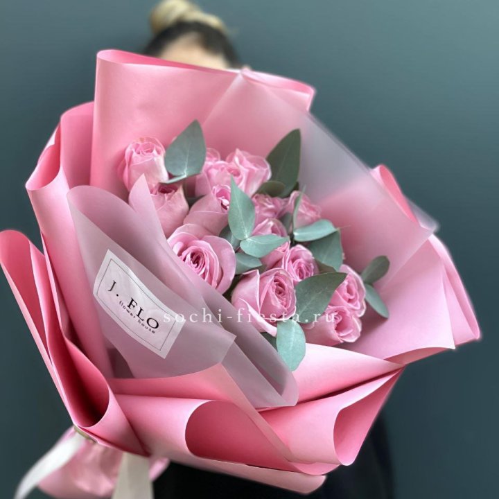 15 Розовых роз с эвкалиптом в Грозные