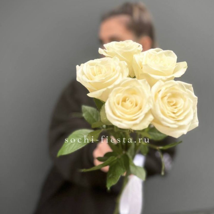 Букет 5 белых роз  в Грозные