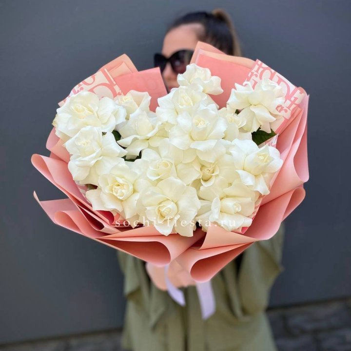 Белые розы "Аморе" в Грозные