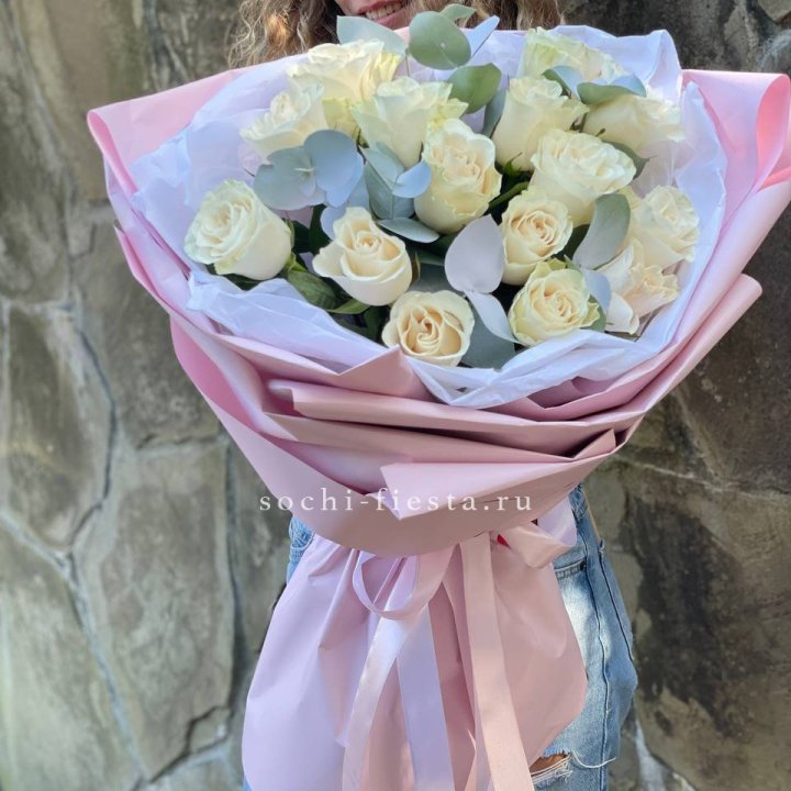 Белые розы в авторском оформлении в Грозные