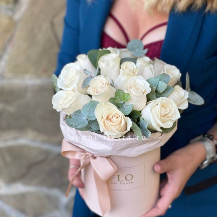 Цилиндр из белых роз в Грозные