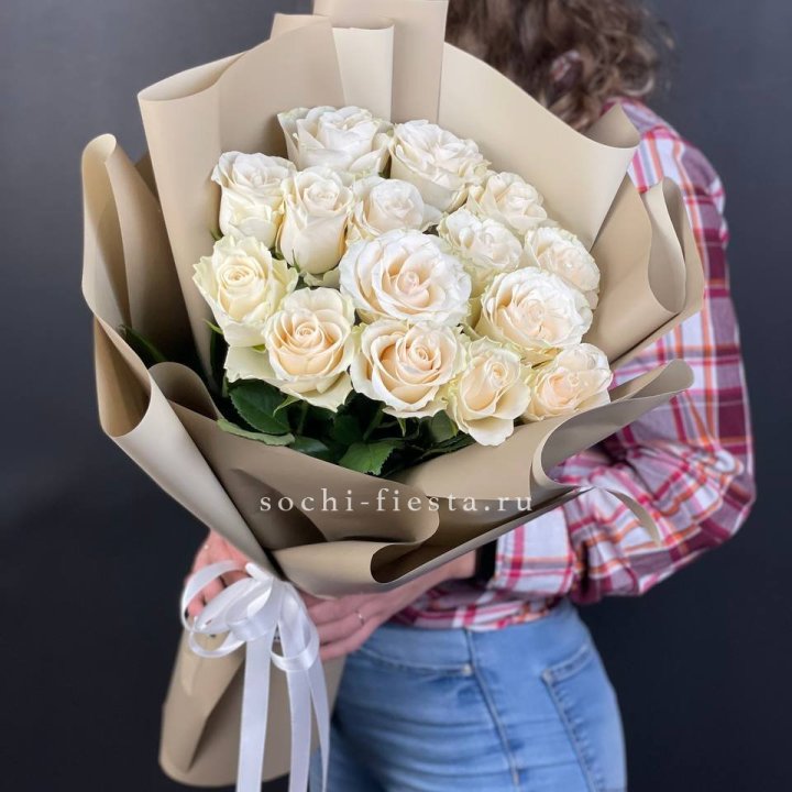 15 белых роз кофе в Грозные