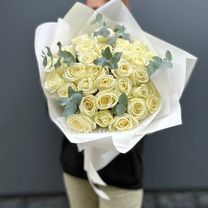 31 белая роза с эвкалиптом в Грозные