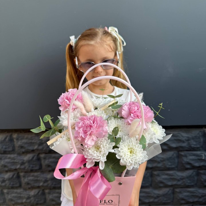 Сумочка из стойких хризантем и диантуса в Грозные