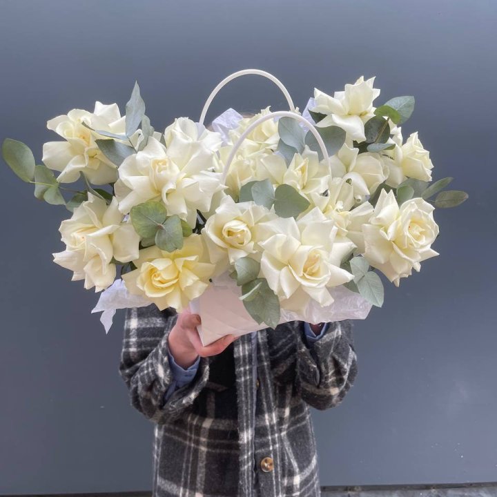 15 белых роз в сумочке в Грозные