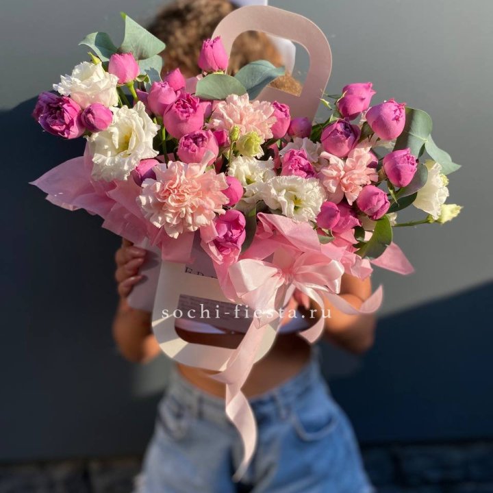 Сумочка с кустовой розой и диантусами в Грозные