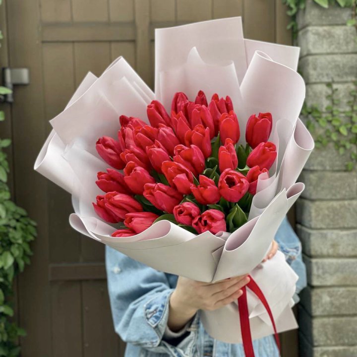 35 красных тюльпанов в Грозные